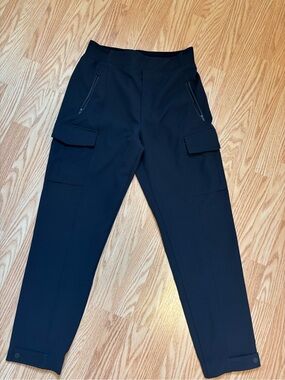 Athleta Endless High Rise Cargo Pant, tapered fit, zippered front pocket size 6